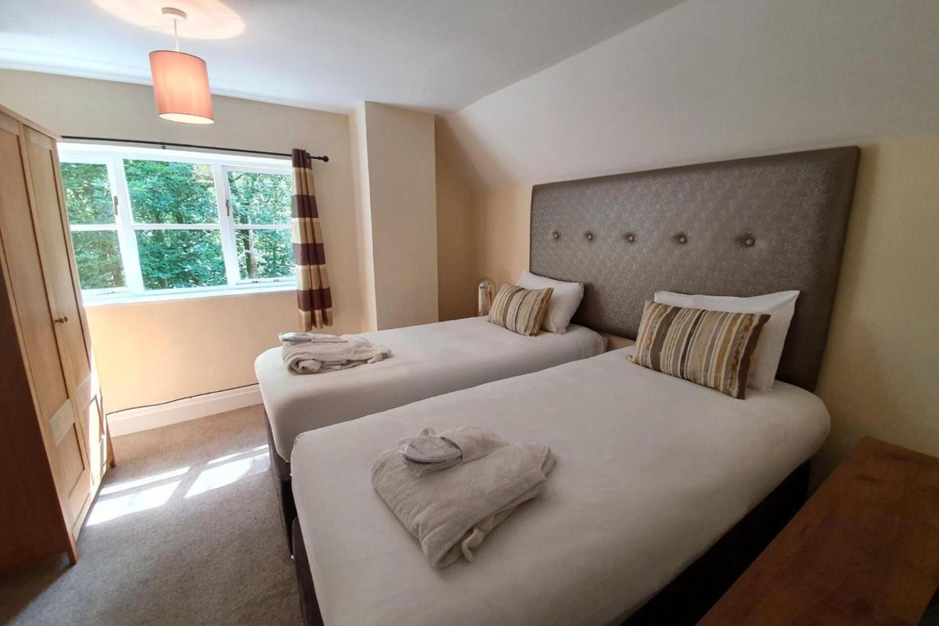 Woodland 3 bed Chalet hot tub